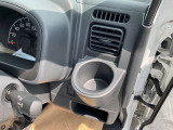 便利なドリンクホルダーが付いてます♪