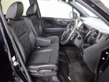 フロントシートはベンチシートで運転席と助手席の移動が楽々です。シートの高さも調整でき真ん中にはアームレストも装備されています!