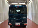 跳ね上げ式バックドアなので、雨天時の荷物の出し入れの際も濡れにくいです