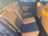 ★リアシート★昔に比べて足元がゆったり広くなりました。運転席だけではなく、すべての席に座ってみて下さい。同乗者様もきっと喜ばれると思います。