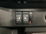 リアドアは乗り降りに便利な両側電動スライドドアです。また運転席に座っていながらスイッチ操作で自在にスライドドアを開け閉めできます。