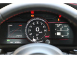 運転に必要な情報を瞬時に認識できる、グラフィカルなBOXERメーター。デジタルスピードメーターを組み込んだセンタータコメーター+マルチインフォメーションディスプレイによる7インチTFTカラー液晶画面。