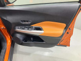 【運転席ドア】ボトルホルダーや収納ポケットが付いているので運転席周りもスッキリ保てます★