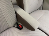 【アームレスト】運転中の身体の負担を軽減してくれるアームレストを装備♪