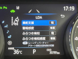 【レーンディパーチャーアラート(LDA)】クルマが車線または走路から逸脱する可能性がある場合に、ブザーまたはハンドルの振動により注意をうながします。機能には限界があるためご注意ください。