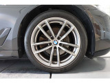 【BMWアロイホイール】軽量かつ強度に拘ったアロイホイール。走行性能ポテンシャルを引き出す設計。タイヤのサイドウォールが強化されたランフラットタイヤは、パンク時にタイヤがつぶれてもリムから外れません。