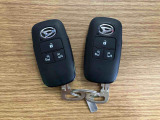【スマートキー】 スマートキーを携帯していれば、ドアハンドルのボタンを押してロックの解除ができ、パワースライドドアもワンタッチで開閉できます
