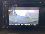 バックでの車庫入れも安心です! リアカメラが付いているバックモニター付のディスプレイ・オーディオを装備しております。操作線もついており距離感も画面から確認できます。