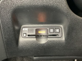 ハンドルの左下にETCがついています。高速道路の料金所の通過も楽々です。 カードの取り出しもしやすい場所についています。