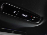 後席用エアコンの操作パネルも装備されており、同乗者の方もお好みの温度で快適なドライブをお楽しみいただけます。