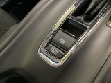 セレクトレバーの下に電子制御パーキングブレーキがあります。スイッチひとつで、停車した地点の傾斜などをシステムが検知・判断してブレーキ力を自動的に最適制御し、しっかり停車できるパーキングシステムです。