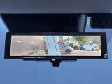 インテリジェントルームミラー。車両後方のカメラ映像をミラー面に映し出すため、車内の状況や天候などに影響されずいつでもクリアな後方の視界が得られます。