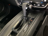 CVT車のセレクトレバーです。低速から高速まで、変速ショックのないスムーズな走りと、エンジン効率のよい領域を維持して燃費にも貢献します。