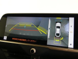 パノラミックビューモニター付きです。車両を上から見たような映像を画面に表示。運転席からの目視だけでは見にくい、車両周辺の状況をリアルタイムでしっかり確認できます。
