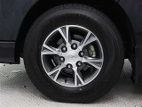 純正アルミホイールは精度が高く、走行の安定性が優れています。タイヤサイズ195/80R15