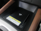 対応のスマートフォンを置くだけで充電が可能なワイヤレス充電器を装備しています♪
