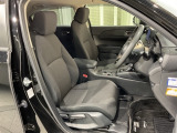 乗降がしやすい運転席。高さが調節できて小柄な方でもベストポジションをとることができます。