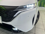 【LEDヘッドライト】悪天候や夜間走行時も良好な視界を確保し安心して運転できる高輝度LEDヘッドライトを装備!点灯速度が早く、消費電力も抑えられています。