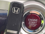 【Hondaスマートキー】カバンやポケットに入れたままでもドアの施錠・解錠が可能なスマートキーを装備。エンジンのオン・オフ時もカギを取り出す必要が無いからとっても便利です♪
