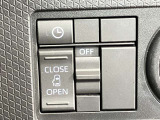 左側電動スライドドア。ルーフが高いので大人のかたの乗り降りもしやすいですよ