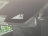 【エマージェンシーブレーキ】走行中に前方の車両等を認識し、衝突しそうな時は警報とブレーキで衝突回避と被害軽減をアシスト。より安全にドライブをお楽しみいただけます。