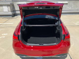 ゆったりとしたトランクルームでございます。たくさんのお荷物の車載が可能でございます。