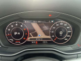 スピードメーターなどの運転に必要な計器とともに、オーディオ・電話の操作画面や地図などを表示。レイアウトはステアリングスイッチで切り替えでき運転に集中しながら必要な情報を瞬時に得ることが可能。