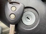 【キーレス】少し離れた場所からでもボタン一つでドアの開錠・施錠ができるのでとっても便利!ドアの鍵穴周りに傷をつけることもありません♪