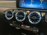 高級感漂う内装の仕様でございます。スイッチ類も使いやすいシンプルなデザインでございます。
