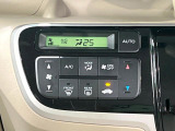 【オートエアコン】一度お好みの温度に設定すれば、車内の温度を検知し風量や温度を自動で調整。暑い…寒い…と何度もスイッチ操作をする必要はありません。快適な車内空間には必須の機能ですね♪