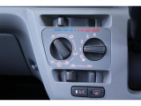 シンプルで使いやすい位置にスイッチがあるマニュアルエアコン搭載車です