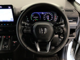 運転にかかわる様々な操作を安全に行えるように視点移動が少なく操作性に配慮されたスイッチ類が凝縮されたコクピットです。