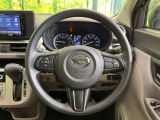 インテリアに合わせたデザインのステアリングは、運転される方のことも考え、運転しやすい形状、大きさです。是非一度、実際に触ってお確かめください。