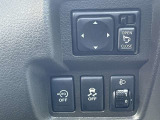 ★運転席の右下にある各ボタンは安全のためONでのご使用をおすすめしております。衝突軽減ブレーキ・踏み間違い防止装置・横滑り防止装置・車線逸脱警報などのON・OFFを手動で操作出来ます★