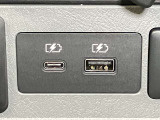 【充電用USBポート】Type-A、Cの2口を設け、スマートフォンの充電時に便利です♪