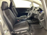 広い足元にゆったり座れるシートには肘掛けも装備しており長距離の運転でも疲れにくくなってます。女性でも運転がしやすいように、シートの高さ調整機能(シートリフター)がついています。