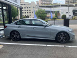 【BMWの伝統-3】BMWのお車は、“駆け抜ける歓び”を体現しております。走行の安定性とコーナリングの良さを追求し、思い通りにハンドルの操作可能です。