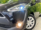 【LEDヘッドライト】悪天候や夜間走行時も良好な視界を確保し安心して運転できる高輝度LEDヘッドライトを装備!点灯速度が早く、消費電力も抑えられています。