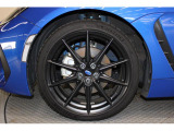 215/45R18ハイパフォーマンスタイヤ&18インチアルミホイール,専用のブラックカラーを採用