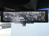 後席に同乗者がいる際の後方視界を確保するスマートルームミラーです。 もちろん電源オフ時には通常のルームミラーとして利用できます。