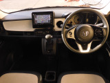 ◆視界広々で非常に運転しやすくロングドライブでも疲れを感じさせないすっきりとまとまったインパネ周りです。