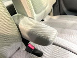 【アームレスト】運転中の身体の負担を軽減してくれるアームレストを装備♪