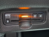【ETC車載器】がついておりますので高速道路などの有料道路の料金所を停止することなく通過できます。当店でセットアップも可能ですのでご納車当日よりご利用いただけます。