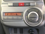 【オートエアコン】一度お好みの温度に設定すれば、車内の温度を検知し風量や温度を自動で調整。暑い…寒い…と何度もスイッチ操作をする必要はありません。快適な車内空間には必須の機能ですね♪