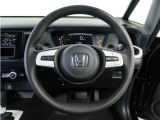 【Honda SENSING】 カメラ等装置で精度の高い検知能力を発揮、安全運転を支援します。ステアリング上のコントローラーに注目!