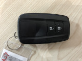 携帯するだけでドア等の施錠・開錠・エンジン始動が可能なスマートキーシステムを装備しております。便利尚のシステムは一度使うと手放せません。セキュリティ面でも安心です。