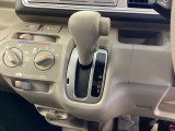 自然に手が届き、操作性の良いインパネシフトに、パーキングブレーキは、フットブレーキタイプなので、運転席と助手席の間はすっきりしています。