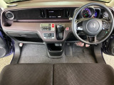車内は光触媒抗菌消臭施工済です。インパネ周りはスタイリッシュなデザインで機能や装備も充実しています。グローブボックスやカップホルダーのほかにトレーなどたくさんの収納スペースが付いています。
