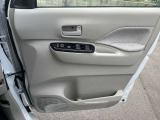 運転席ドアのパワーウィンドウスイッチになります。