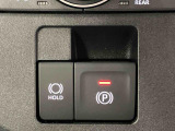 【電動パーキングブレーキ+オートブレーキホールド機能】 指先だけで簡単に操作が可能なパーキングブレーキ、スイッチを押すとブレーキペダルから足を離してもブレーキを保持できるオートブレーキホールド搭載
